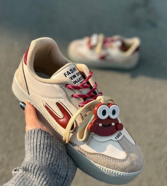 حرااااااجی کفش اسپرت زنانه دخترانه مدل ونس قورباغه‌ای  یه مدل خاص و جذاب رنگ کرم قرمز  باارسال رایگان