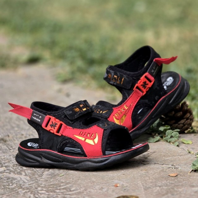 حرااااج  دمپایی صندل  پسرانه  چسبی بچگانه فوق العاده جذاب  رنگ مشکی قرمز با ارسال رایگان