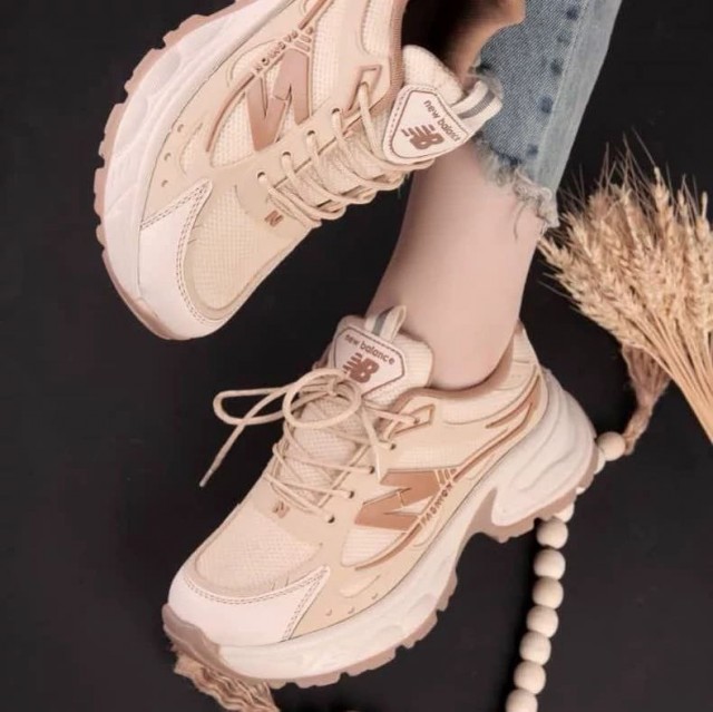 حرااااجی  کفش کتونی  اسپرت دخترانه مدل نیوبالانس شیک و پرفروش رنگ کرم قهوه ای  با ارسال رایگان