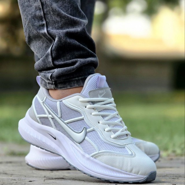 حراااااجی  کفش کتونی اسپرت مردانه و پسرانه مدل نایک  زیبا و خاص رنگ سفید طوسی با ارسال رایگان