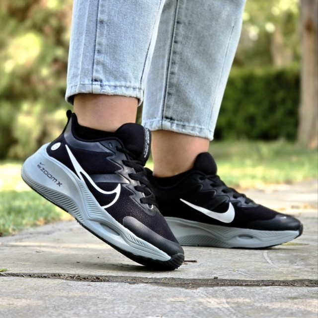 فروش بی نظیر و جذاب کفش کتونی اسپرت زنانه دخترانه مدل  نایک زومیکس  شیک و خاص رنگ مشکی سفید زیره طوسی  با ارسال رایگان