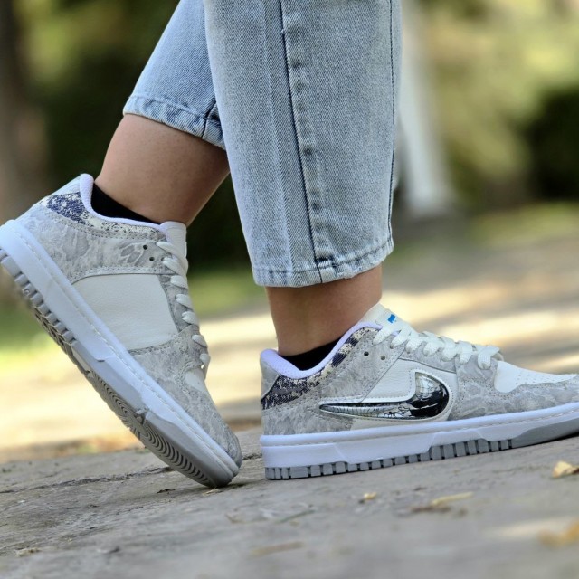 فروش هیجان انگیز  کفش کتونی اسپرت ست نایک دراگون  زنانه و مردانه زیبا و راحت رنگ طوسی سفید  با ارسال رایگان