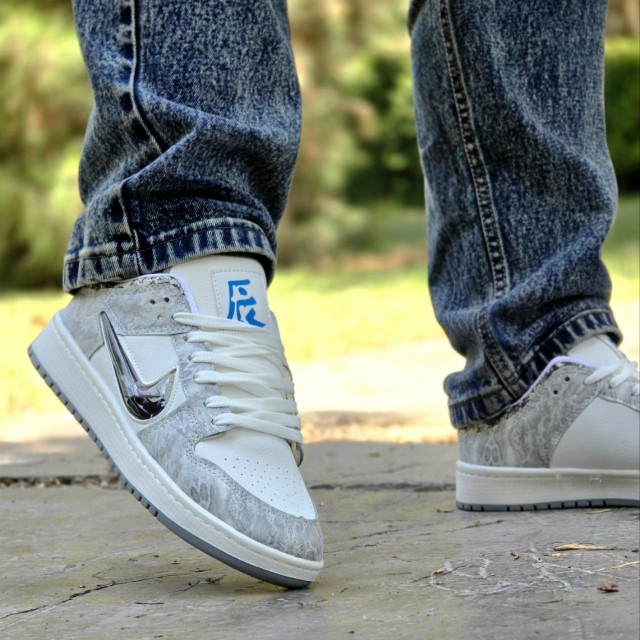 حراج کفش کتونی اسپرت ست نایک دراگون  زنانه و مردانه بی نظیر رنگ طوسی سفید  با ارسال رایگان