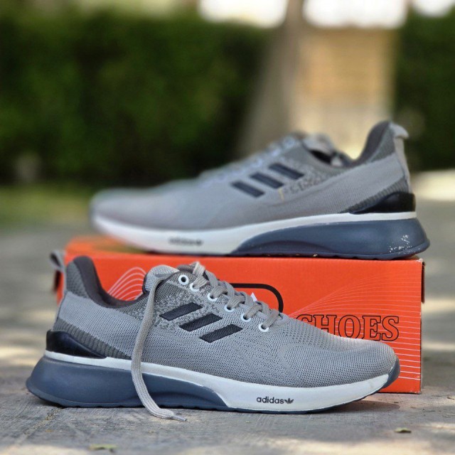 فروش ویژه کفش اسپرت مردانه سایز بزرگ  مدل ادیداس زیبا و خاص رنگ طوسی مشکی  باارسال رایگان