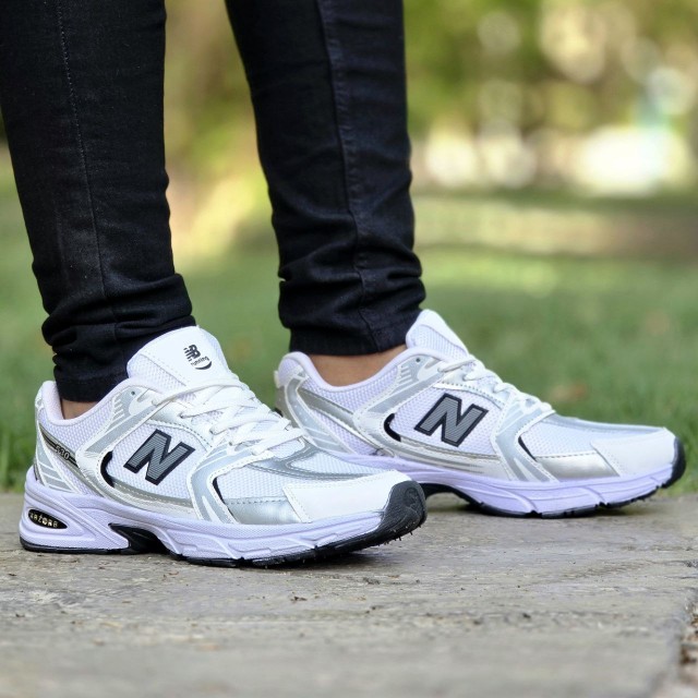 فروش بادوام کفش کتونی اسپرت مردانه و زنانه مدل نیوبالانس 530 شیک و باکلاس رنگ سفید طوسی   با ارسال رایگان