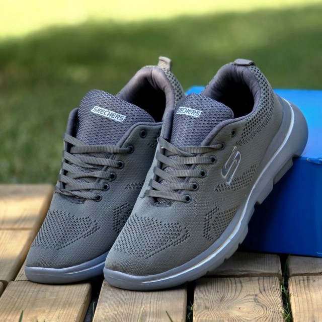 حراج استثنایی  کفش اسپرت اسکیچرز بزرگ پا مردانه پرفروش و راحت  رنگ طوسی تمام  با ارسال رایگان