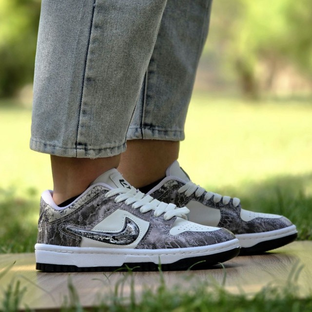 فرصت طلایی کفش کتونی اسپرت زنانه دخترانه نایک دراگون نفیس ولاکچری رنگ سفید طوسی با ارسال رایگان