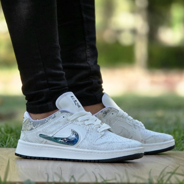 پیشنهادی بی تکرار کفش کتونی اسپرت نایک دراگون  ست زنانه و مردانه رنگ سفید تمام با ارسال رایگان