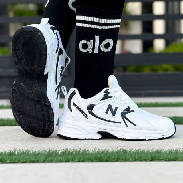 حراج تکرار نشدنی کفش کتونی اسپرت مردانه و زنانه مدل نیوبالانس 530 طراحی خاص و به روز  رنگ سفید مشکی با ارسال رایگان