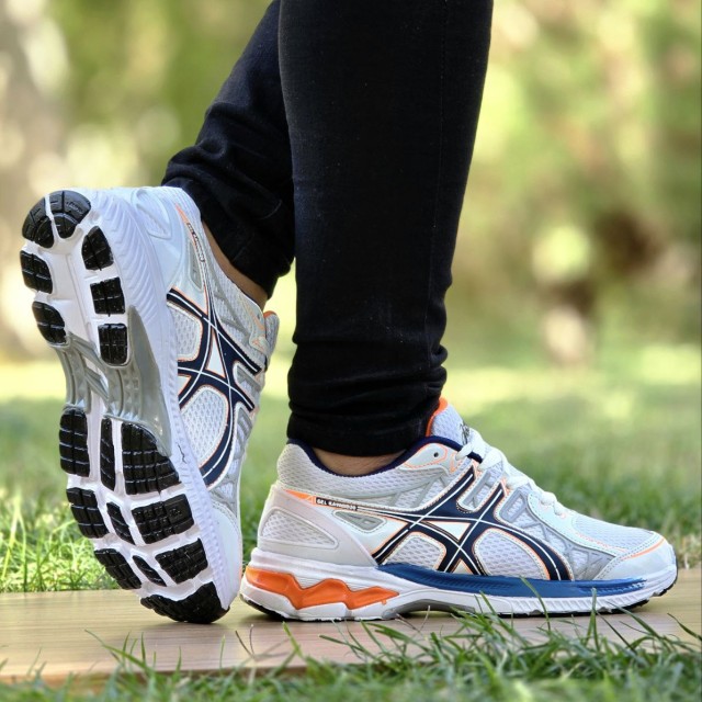 تخفیف ویژه کفش کتونی اسپرت مردانه  پسرانه مدل اسیکس ایده ال و شیک رنگ سفید نارنجی ارسال رایگان