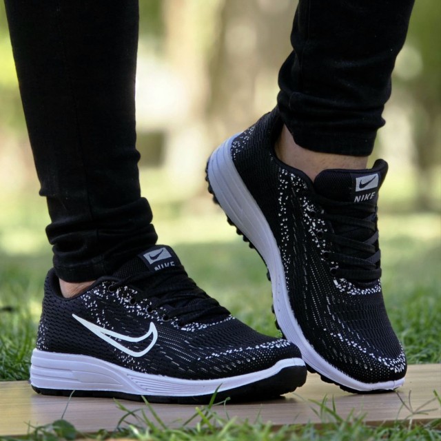 فروش تکرار نشدنی کفش کتونی اسپرت مردانه پسرانه مدل نایک بادوام و سبک رنگ مشکی زیره سفید با ارسال رایگان