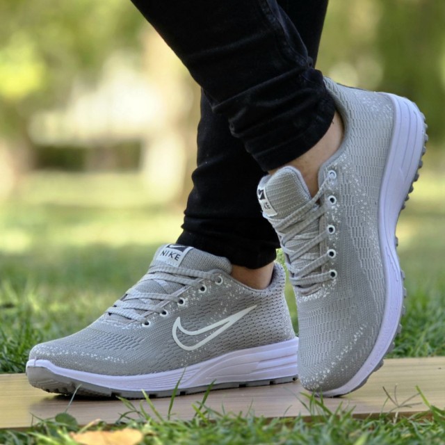 فروش بی نقص کفش کتونی اسپرت مردانه پسرانه مدل نایک باکیفیت و مقاوم رنگ طوسی زیره سفید با ارسال رایگان