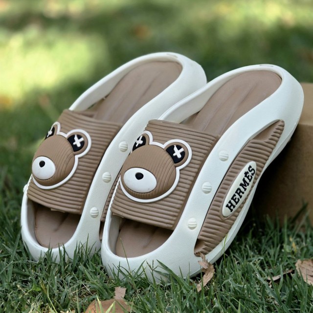 فروش خارق العاده دمپایی صندل زنانه دخترانه کرومی مدل جسیکا با طرح خرسی  نرم و سبک رنگ سفید قهوه ای باارسال رایگان