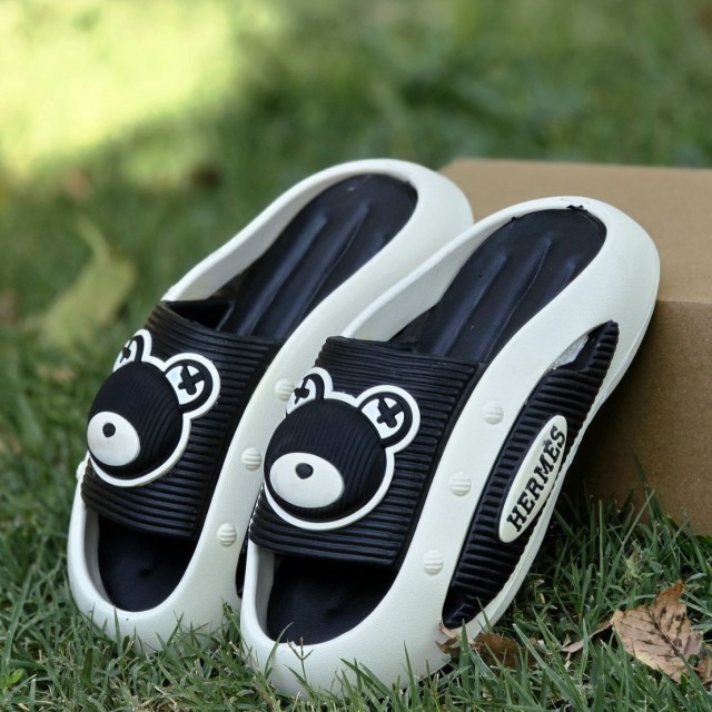 فروش شکوهمند دمپایی صندل زنانه دخترانه کرومی مدل جسیکا با طرح خرسی سبک وزن و بی نظیر  رنگ سفید مشکی باارسال رایگان