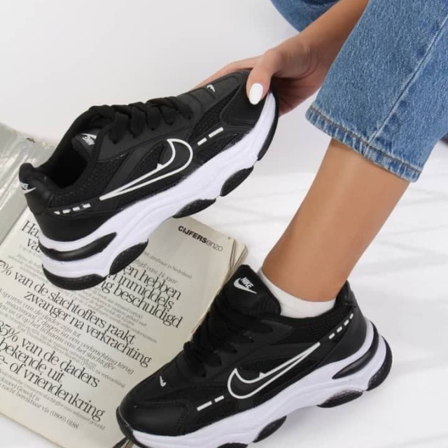 تخفیف واقعی  کفش کتونی اسپرت زنانه دخترانه مدل نایک تو رنگ بندی متفاوت و خاص  رنگ مشکی زیره سفید   با ارسال رایگان