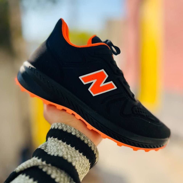 فروش ارزان کفش کتونی اسپرت مردانه و پسرانه مدل نیوبالانس زیبا و بادوام رنگ مشکی نارنجی با ارسال رایگان