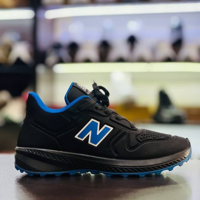 حراجی کفش کتونی اسپرت مردانه و پسرانه مدل نیوبالانس خاص و پرفروش رنگ مشکی آبی با ارسال رایگان