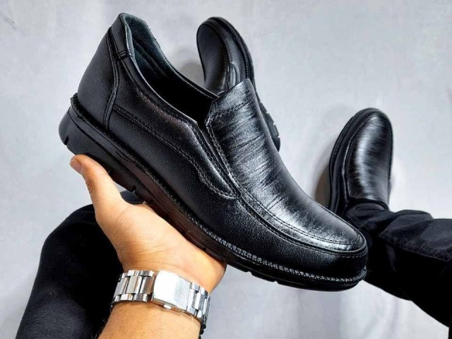 کادوی روز پدر  کفش مجلسی مردانه چرمی  و بادوام زیره طبی gold شیک مشکی بدون بند مدل جدید