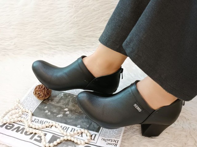 کفش اداری راحتی زنانه مشکی  مدل  رمو جدید لژدار