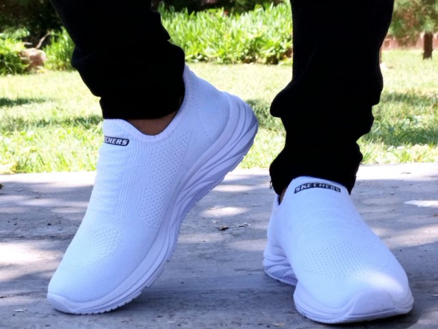 کفش اسپرت مردانه فوق العاده شیک و راحت مخصوص پیاده روی مدل اسچیکرز رنگ سفید