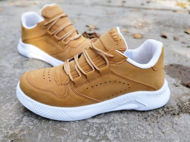 کفش اسپرت مردانه فوق العاده شیک و راحت  مدل پرادا شیک وراحت خردلی