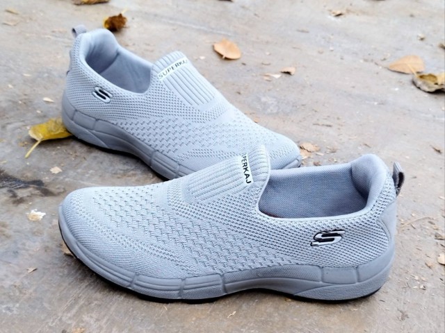 کفش اسپرت مخصوص پیاده روی مردانه فوق العاده شیک و راحت  مدل اسچیکرز رنگ طوسی روشن