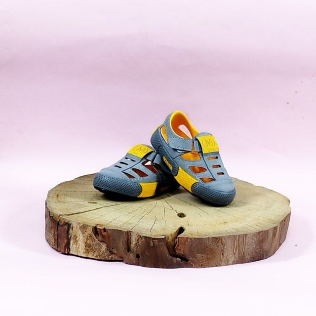 کفش تابستانه های بچگانمون هم رسید یک مدل فوق العاده خوش پوش و جذاب رنگ طوسی  زرد با ارسال رایگان