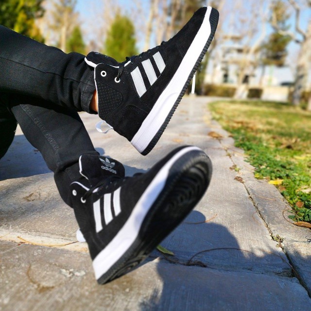 کفش نیم بوت آدیداس مردانه پسرانه بوتیکی  مدل ادیداس یه کار درجه یک و فوق العاده راحت رنگ مشکی خوش رنگ  با ارسال رایگان  3657