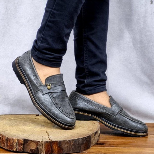 کفش کالج مجلسی مردانه و پسرانه  چرمی  و بادوام زیره سبک و راحت طوسی تیره با ارسال رایگان 2411