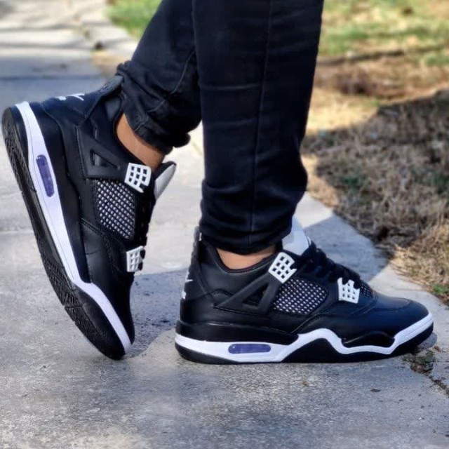 کفش کتونی اسپرت مدل جردن 4  مردانه و پسرانه مشکی سفید بروز و جدید با ارسال رایگان  3694