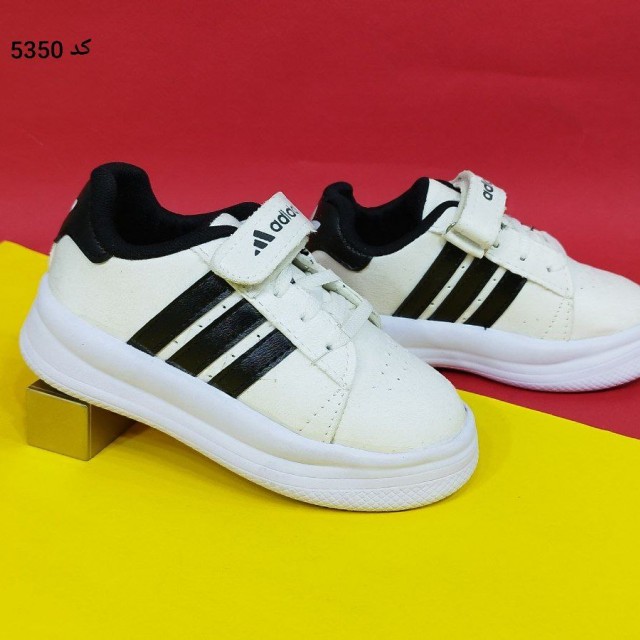 کفش کتونی اسپرت بچگانه مدل ادیداس مناسب برای خوش سلیقه ها سفید مشکی  با ارسال رایگان