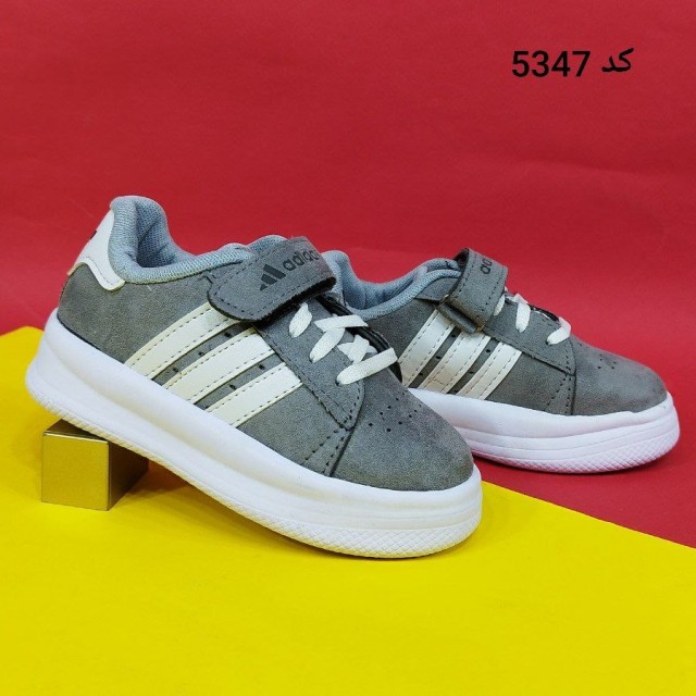 کفش کتونی اسپرت بچگانه مدل ادیداس مدلی که اینروزا خیلی ترند شده طوسی سفید با ارسال رایگان