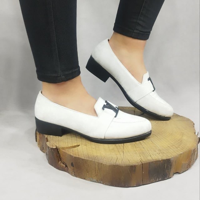 حراج ویژه کفش کالج  راحتی زنانه و دخترانه مدل lv فوق العاده زیبا و خاص سفید باارسال رایگان