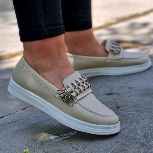 حراج ویژه کفش کالج  گوشواره ای  زنانه و دخترانه  شیک و سبک کرمی  باارسال رایگان