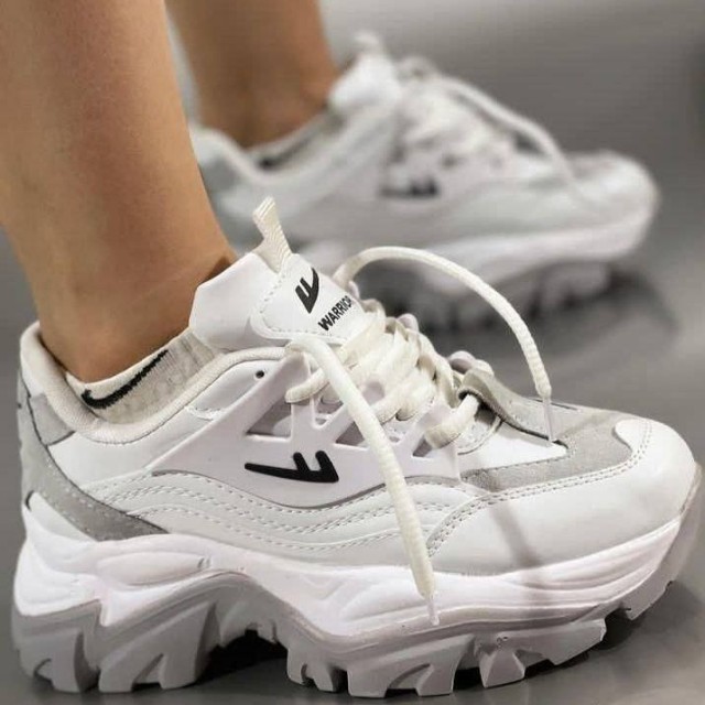 حراج ویژه کفش کتونی اسپرت زنانه دخترانه مدل یاموتا  زیبا و خوش پا سفید طوسی  با ارسال رایگان