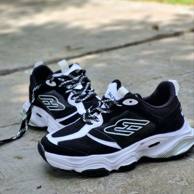 حراج باورنکردنی کفش کتونی زنانه دخترانه مدل بالنسیگا رنگ مشکی سفید  زیره پیو راحت شیک با ارسال رایگان