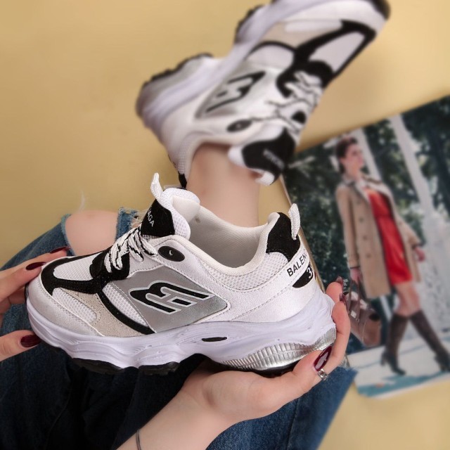 حراج ویژه کفش کتونی اسپرت زنانه دخترانه مدل بالنسیاگا Balenciagaرنگ سفید مشکی مناسب خاص پسند ها با ارسال رایگان