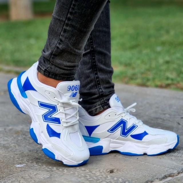 حراج فوق العاده کفش کتونی اسپرت مردانه مدل نیوبالانس  زیره پیو طبی رنگ سفید آبی بی نهایت شیک و جذاب   با ارسال رایگان