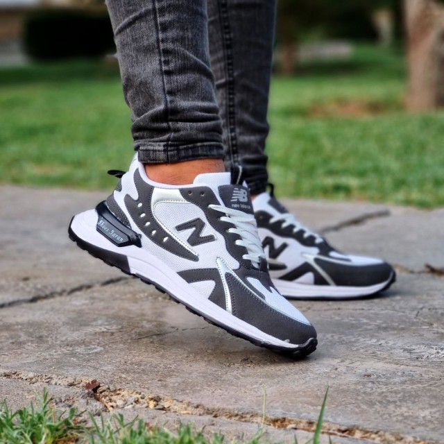 حراج فوق العاده کفش کتونی اسپرت مردانه مدل نیوبالانس  زیره پیو طبی رنگ سفید طوسی جذاب و شیک   با ارسال رایگان