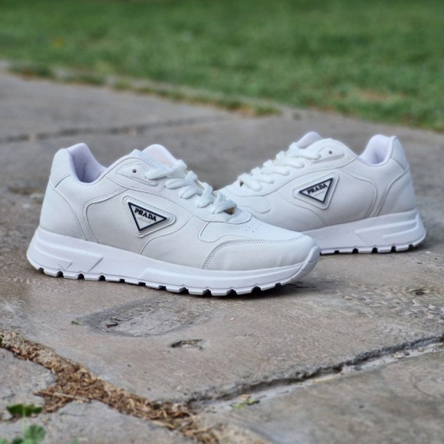 حراج باور نکردنی کفش  کتونی اسپرت  مردانه و پسرانه   بزرگپا بسیار شیک و جذاب رنگ سفید تمام با ارسال رایگان