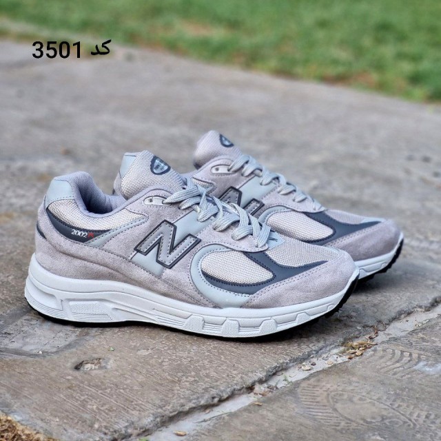 حراج باور نکردنی کفش  کتونی اسپرت  مردانه و پسرانه  مناسب برای خوش سلیقه ها رنگ طوسی روشن  با ارسال رایگان