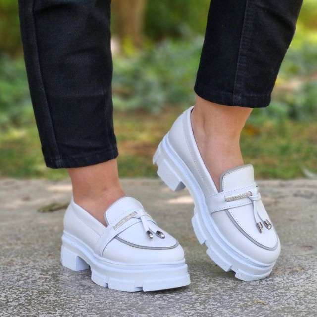 حراج ویژه کفش کالج زنانه و دخترانه بسیار جذاب و زیبا رنگ سفید باارسال رایگان