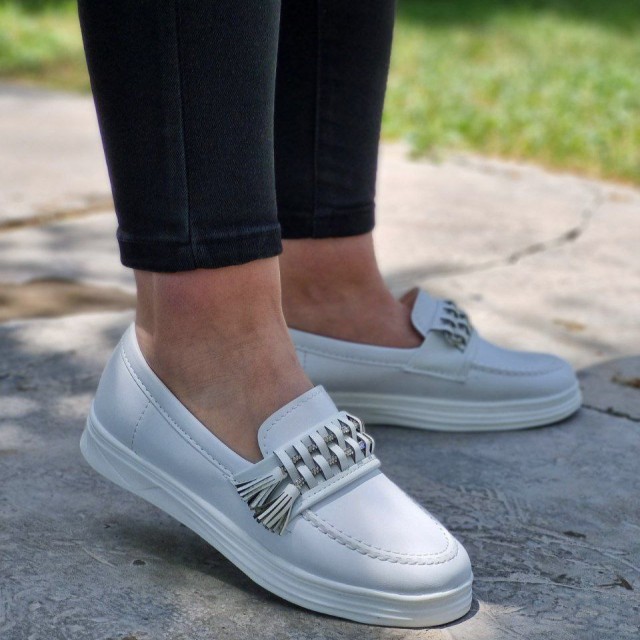 حراج ویژه کفش کالج  گوشواره ای  زنانه و دخترانه  خاص و دلبر سفید   باارسال رایگان1605