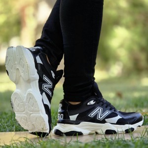 حراج باورنکردنی کفش کتونی اسپرت مردانه و پسرانه مدل نیوبالانس مناسب برای  افراد خاص پسند قهوه ای روشن مشکی با ارسال رایگان