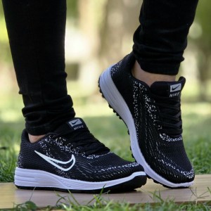 فروش تکرار نشدنی کفش کتونی اسپرت مردانه پسرانه مدل نایک بادوام و سبک رنگ مشکی زیره سفید با ارسال رایگان