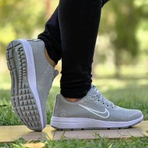 فروش تکرار نشدنی کفش کتونی اسپرت مردانه پسرانه مدل نایک بادوام و سبک رنگ مشکی زیره سفید با ارسال رایگان