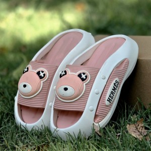 فروش باشکوه دمپایی صندل زنانه دخترانه کرومی مدل جسیکا با طرح خرسی چشم نواز و خاص رنگ سفید صورتی باارسال رایگان