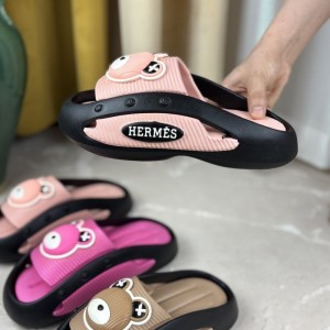 فروش باشکوه دمپایی صندل زنانه دخترانه کرومی مدل جسیکا با طرح خرسی چشم نواز و خاص رنگ سفید صورتی باارسال رایگان