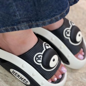 فروش شکوهمند دمپایی صندل زنانه دخترانه کرومی مدل جسیکا با طرح خرسی سبک وزن و بی نظیر  رنگ سفید مشکی باارسال رایگان