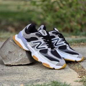 تخفیف جذااب کفش کتونی اسپرت مردانه و پسرانه مدل  نیوبالانس 9060 خوشپا و پرفروش رنگ سفید کرم  با ارسال رایگان